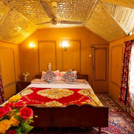 Hotel Houseboat Altaf And Transportation Srīnagar Exterior foto